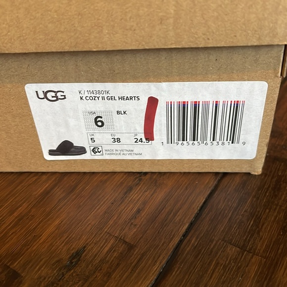 Ugg k cozy 11 gel hearts slipper BNIB Authentic size 6 but fits a size 7US - Picture 2 of 8